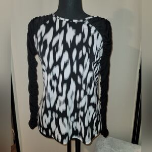 Bold Elements Black and White Women's Top Size Medium